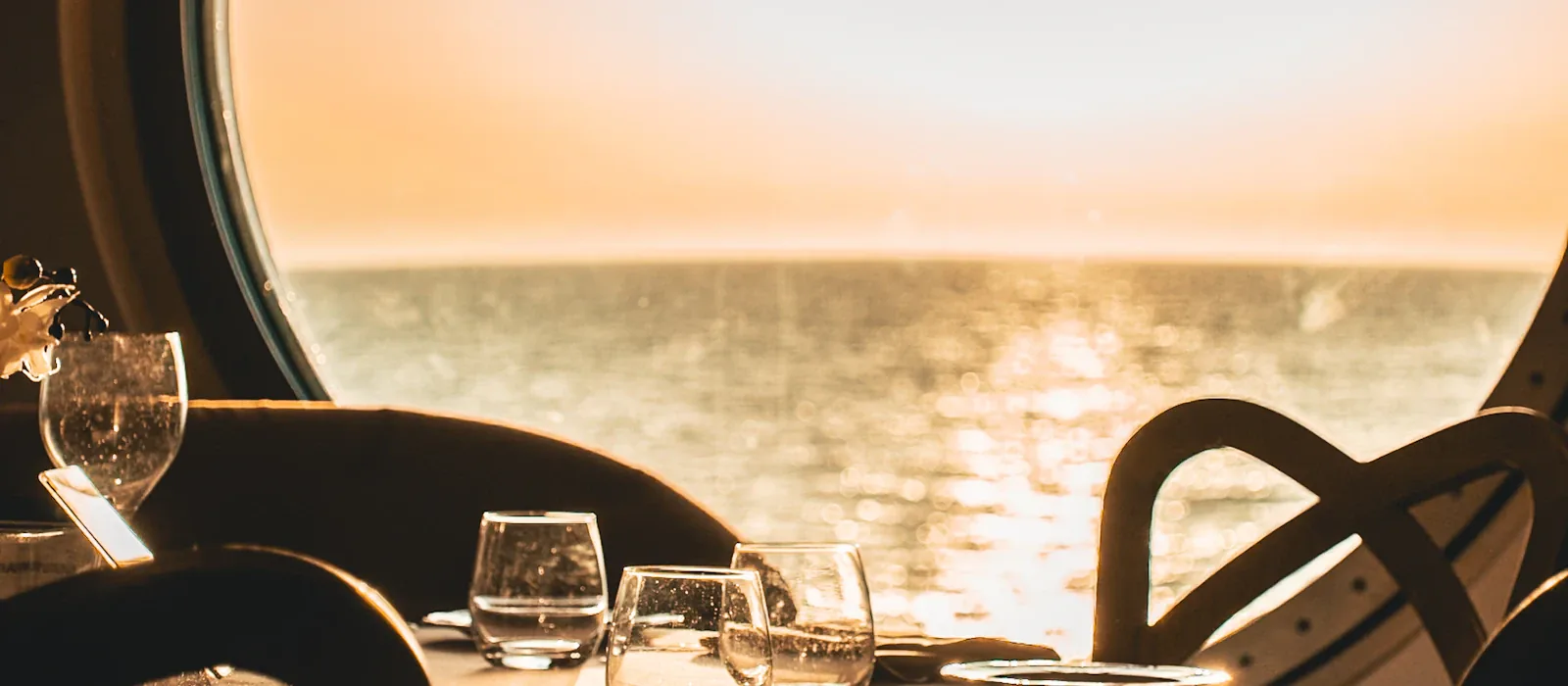 Une table avec vue sur la Méditerranée au coucher du soleil
