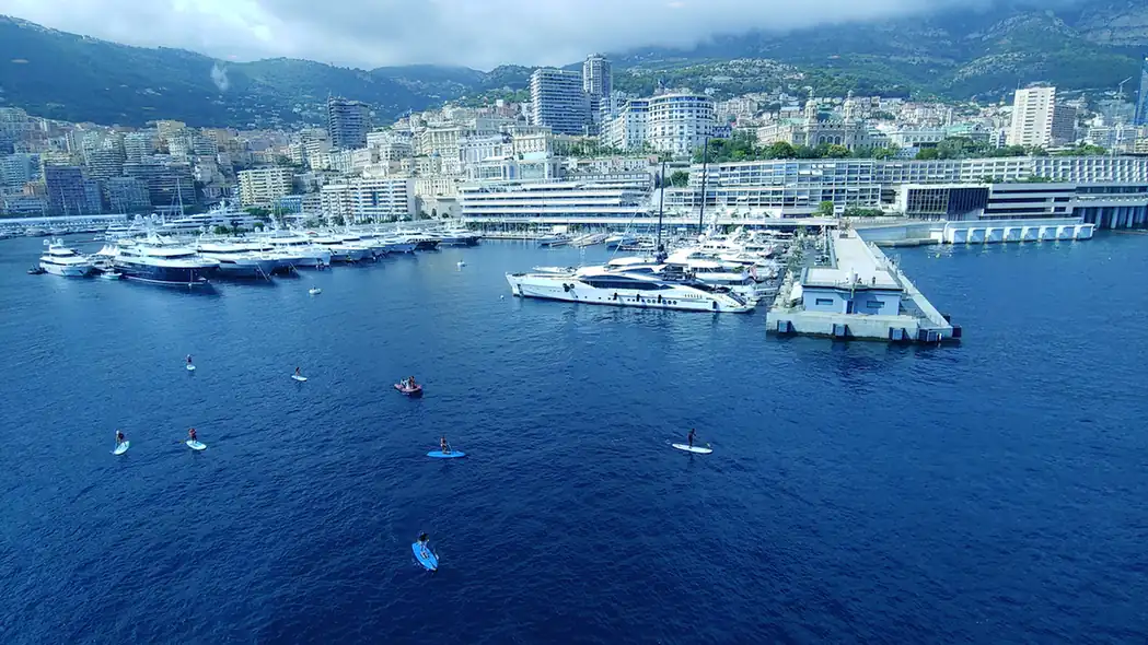 Port Monaco brillant au crépuscule