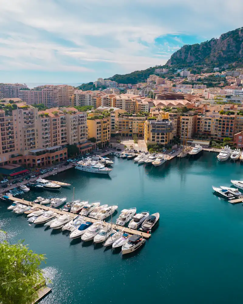 Port méditerranéen avec bateaux et bâtiments urbains à Monaco